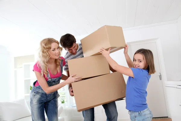Familie bewegen in nieuwe huis — Stockfoto