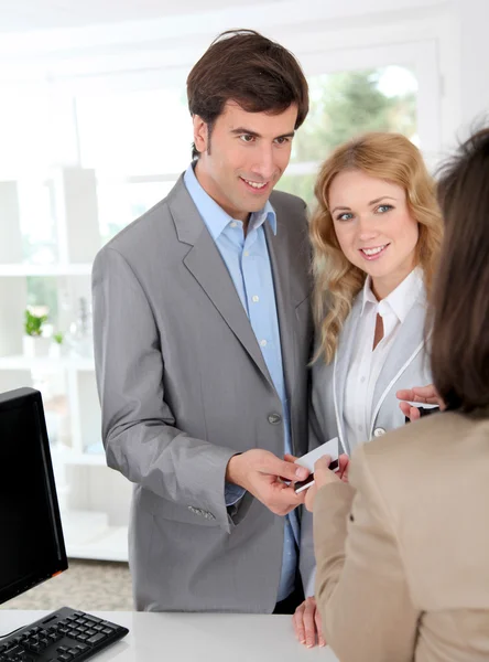 Couple in garment store buying clothes — Stock Photo, Image