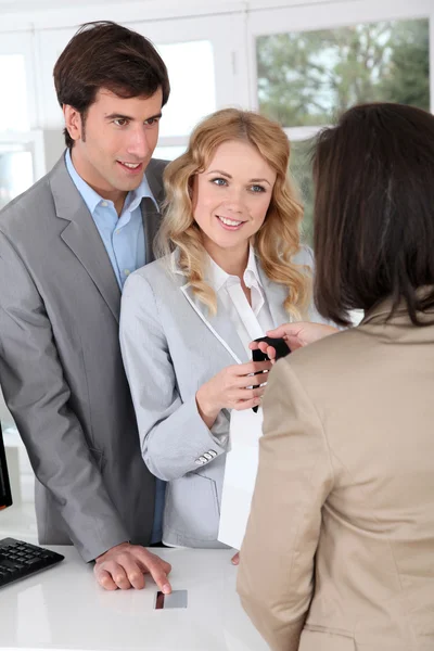 Couple in garment store buying clothes — Stock Photo, Image