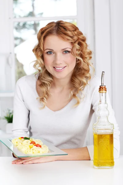 Woman holding pasta dish plate — Stock Photo, Image