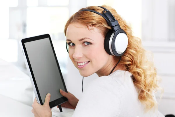 Retrato de mulher com tablet e fones de ouvido — Fotografia de Stock