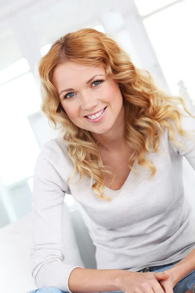 Retrato de mulher loira bonita relaxando em casa — Fotografia de Stock