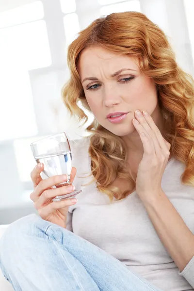 Bella donna bionda con mal di denti — Foto Stock