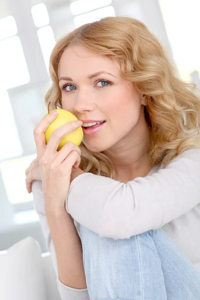 Retrato de una mujer comiendo una manzana —  Fotos de Stock