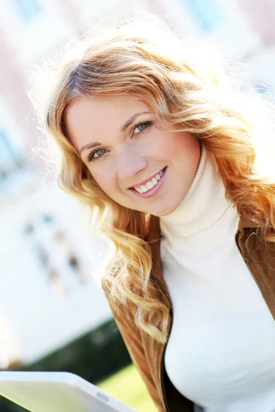 Young woman using electronic tablet in town — Stock Photo, Image