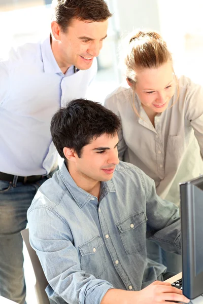 Estudantes com professor na frente do computador desktop — Fotografia de Stock