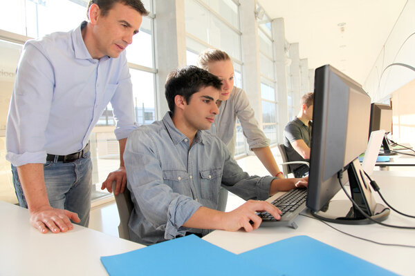 Занятия с учителем перед настольным компьютером
