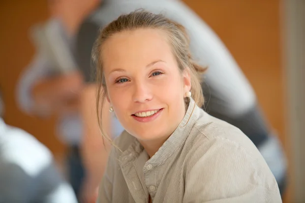 Portret van student meisje in opleiding — Stockfoto