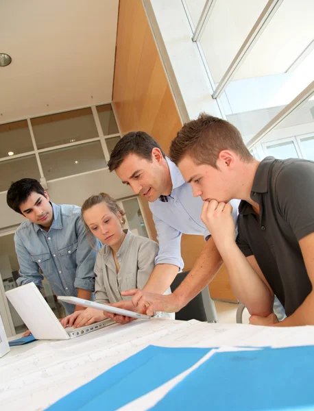 Educador com alunos em arquitetura trabalhando em tablet eletrônico — Fotografia de Stock