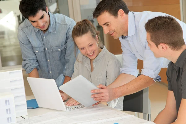 Educateur avec des étudiants en architecture travaillant sur tablette électronique — Photo