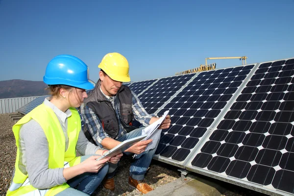Man showing solar panels technology to student girl — Stock Photo, Image
