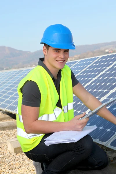 Adultos jóvenes haciendo capacitación profesional en planta de paneles solares —  Fotos de Stock