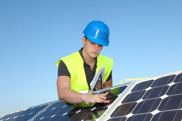 Jonge volwassene doen professionele opleiding op zonne-panelen plant — Stockfoto