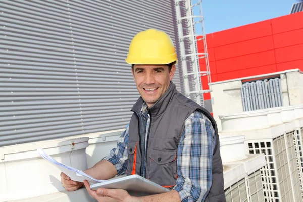 Foreman on industrial site with tablet — Stock Photo, Image
