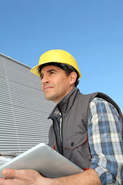 Polier auf Industriebaustelle mit Tablet — Stockfoto