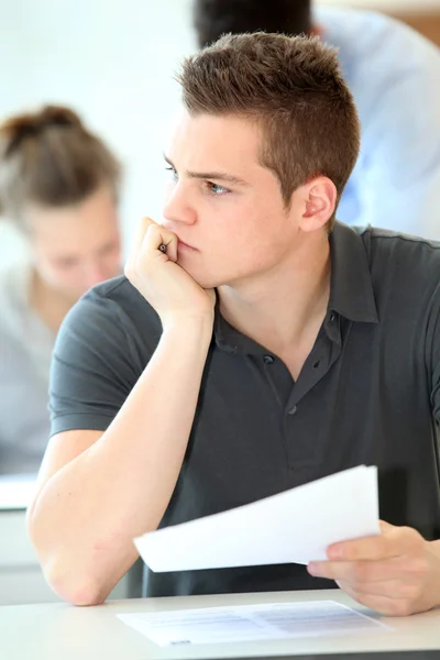 Ritratto di studente ragazzo facendo esame scritto — Foto Stock