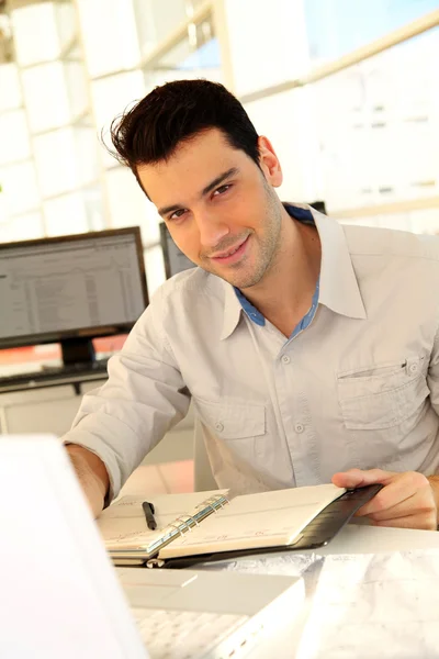 Hombre joven estudiando en la universidad — Foto de Stock