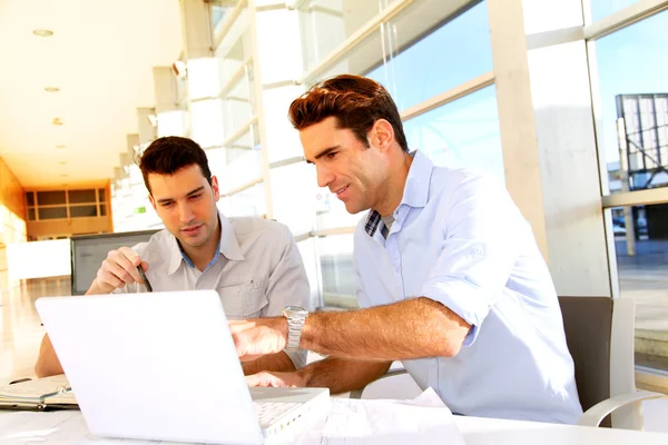 Studenten im Klassenzimmer mit Laptop — Stockfoto