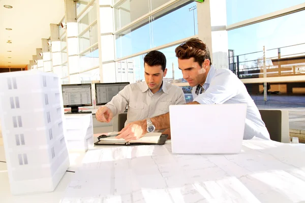 Junge Architekten arbeiten an Projekt — Stockfoto