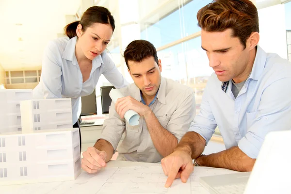 Equipe de arquitetos trabalhando no projeto — Fotografia de Stock