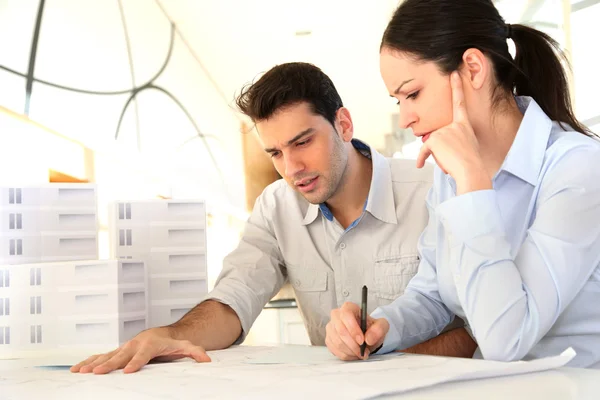 Jóvenes arquitectos en reunión de negocios — Foto de Stock