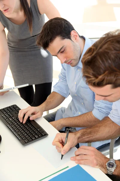 Salesmeeting in office — Stockfoto