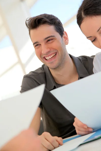 Happy young couple signing property purchase contract — Stock Photo, Image