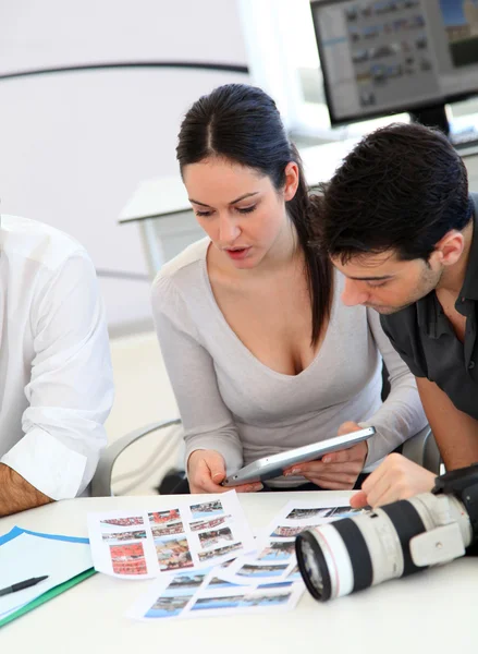 Reunião de trabalho na agência fotográfica — Fotografia de Stock