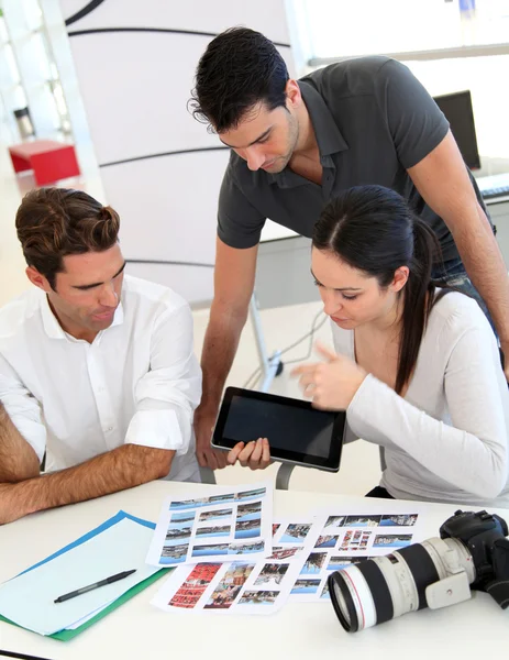 Reunião de trabalho na agência fotográfica — Fotografia de Stock