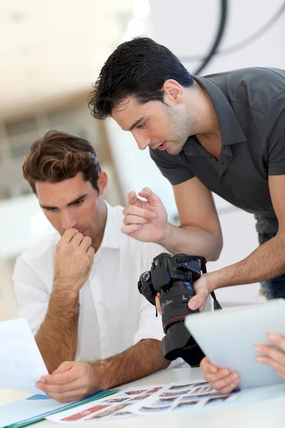 Work meeting in photo agency — Stock Photo, Image