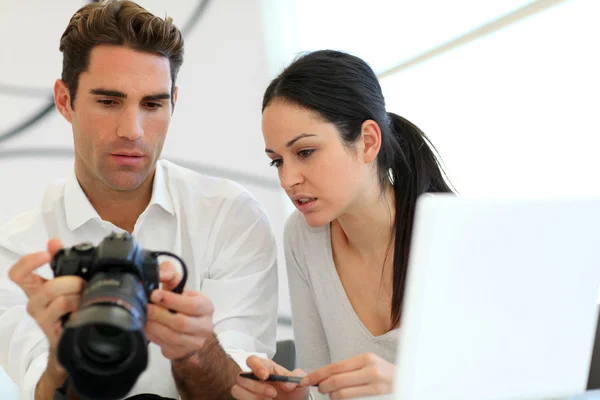 Reunión de trabajo en agencia fotográfica — Foto de Stock