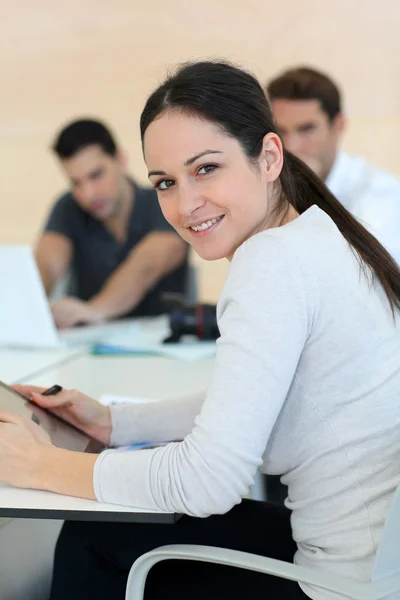 Jonge lachende vrouw in werk vergadering — Stockfoto