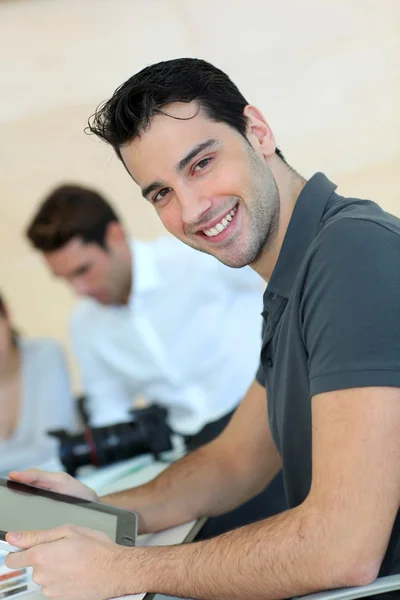 Junger Erwachsener in kaufmännischer Ausbildung — Stockfoto