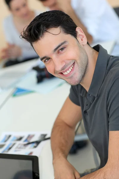 Junger Erwachsener in kaufmännischer Ausbildung — Stockfoto