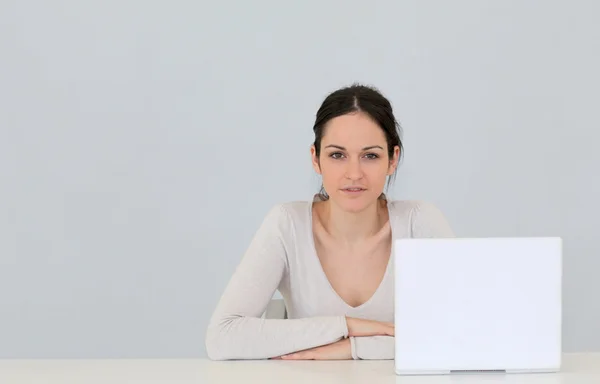 Young woman in front of laptop computer isolated — Stock Photo, Image