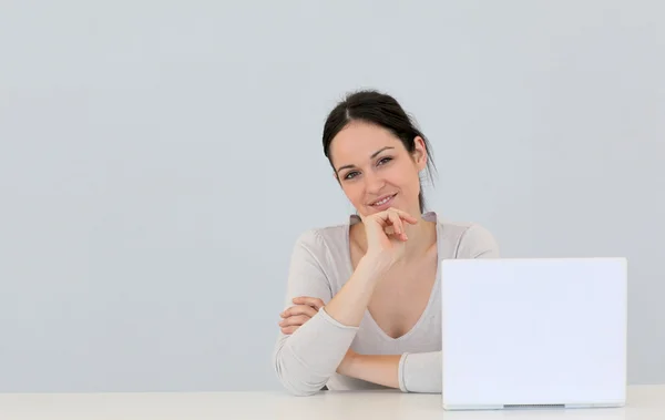 Young woman in front of laptop computer isolated — Stock Photo, Image