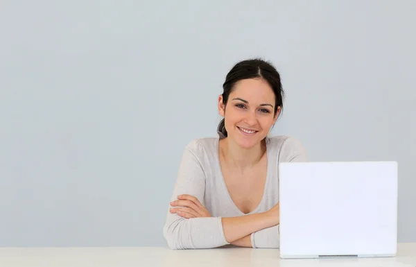 Jovem mulher na frente do computador portátil isolado — Fotografia de Stock