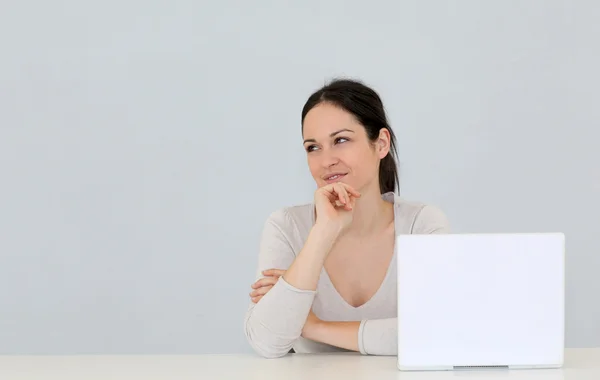Молодая женщина перед компьютером ноутбука изолированы — стоковое фото