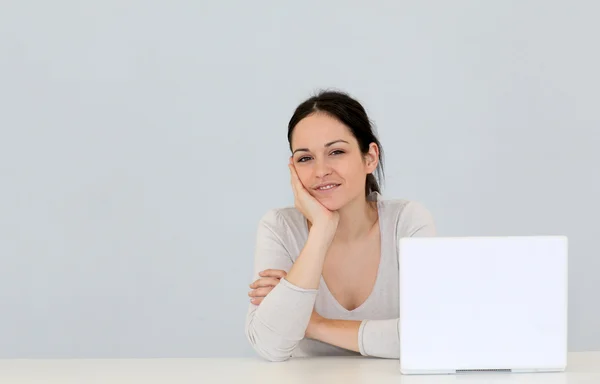 Jovem mulher na frente do computador portátil isolado — Fotografia de Stock