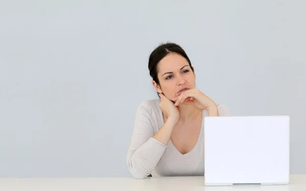 Junge Frau isoliert vor Laptop — Stockfoto