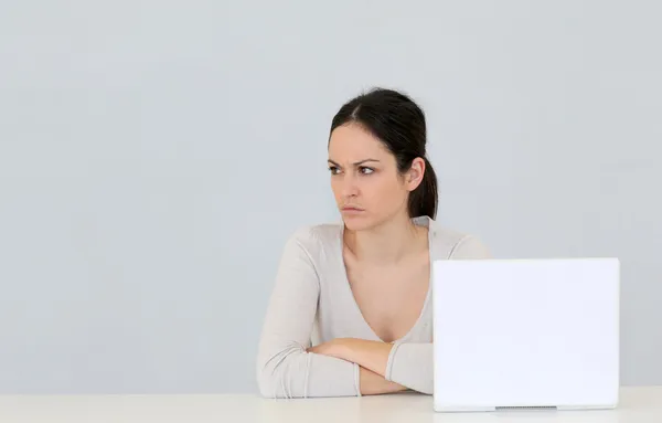 Jovem mulher na frente do computador portátil isolado — Fotografia de Stock