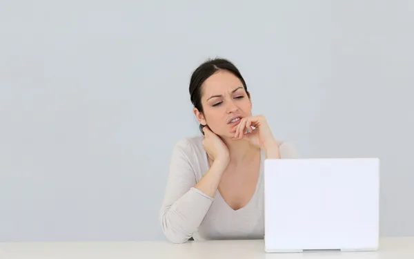 Jovem mulher na frente do computador portátil isolado — Fotografia de Stock