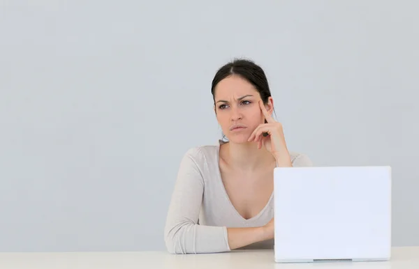 Young woman in front of laptop computer isolated — Stock Photo, Image