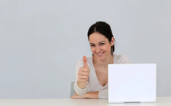 Jonge vrouw achter laptopcomputer geïsoleerd — Stockfoto