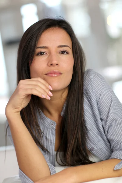 Portret van mooie brunette vrouw ontspannen thuis — Stockfoto