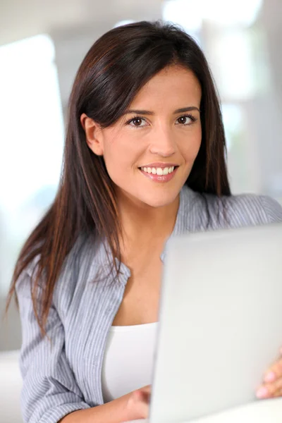 Young woman at home using electronic tablet — Stock Photo, Image