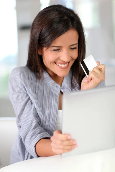 Jovem fazendo compras online com tablet — Fotografia de Stock