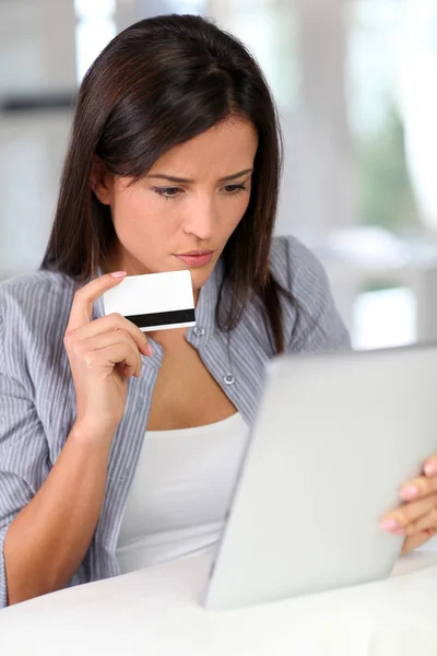 Mujer joven haciendo compras en línea con la tableta — Foto de Stock