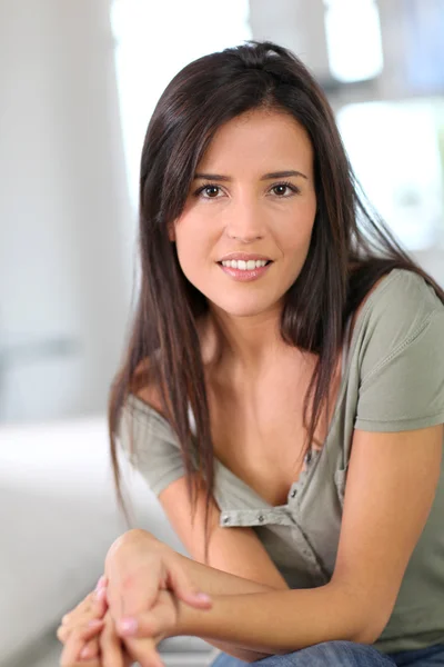 Portrait of attractive young woman relaxing at home — Stock Photo, Image