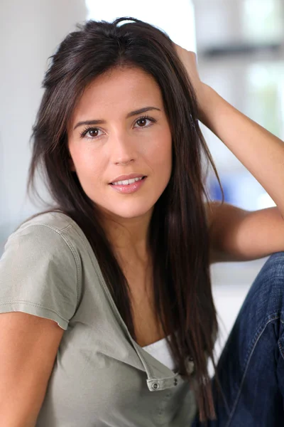 Portrait de jeune femme séduisante relaxant à la maison — Photo